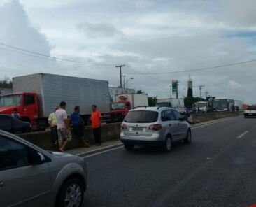 protesto_caminhoneiros_br116_2402_prf