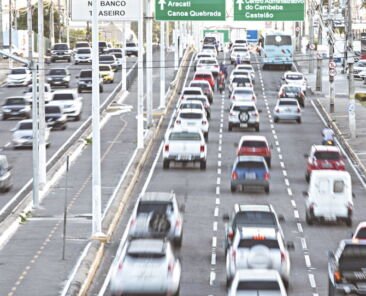 23 de dezembro de 2015, Movimentacao de carros na CE-040(avenida washington soares), indo em direcao ao litoral, devido a feriado prolongado do natal. - Cidade - 05ci0304 - JL ROSA