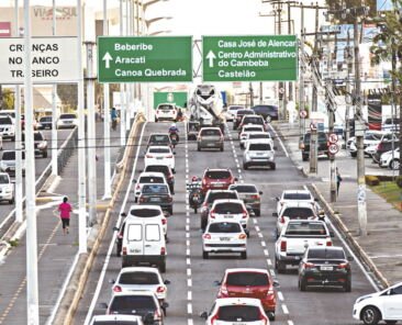 23 de dezembro de 2015, Movimentacao de carros na CE-040(avenida washington soares), indo em direcao ao litoral, devido a feriado prolongado do natal. - Cidade - 24ci0314 - JL ROSA
