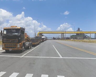 15 SETEMBRO DE 2016 - OperaÁ„o padr„o dos Auditores-Fiscais da Receita federal gera fila de caminhıes no Porto do PecÈm. - NEGOCIOS - 16ne0324 - NLVL