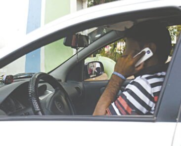 Infracoes no transito. Motorista fala ao celular enquanto dirige. - Cidade - 04ci0501 - ERIKA FONSECA/AGENCIA DIARIO