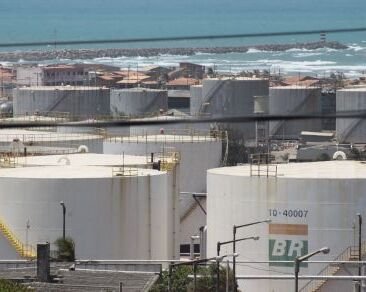 Vista geral da área de combustível no Mucuripe
Na foto: Tanques de combustível da BR Distribuidora Petrobras, terminal de Fortaleza
Foto: Mauri Melo, em 13/09/2012