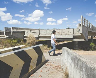 23 de novembro de 2015. Viaduto incompleto do Anel Viario. - Cidade - 24ci0401 - FABIANE DE PAULA