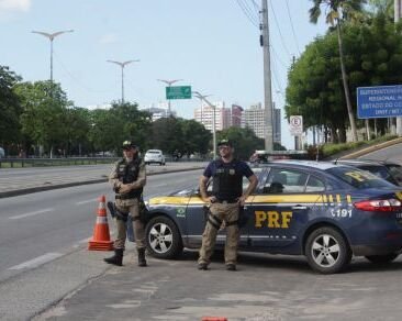 FORTALEZA, CE, BRASIL, 15-06-2016: Policiais e viatura da PRF, na BR-116. Polícia Rodoviária Federal (PRF-CE), apresenta uma nova tecnologia chamada Optical Character Recognition (OCR), radar móvel que flagra irregularidades nos veículos. (Foto: Mauri Melo/O POVO)