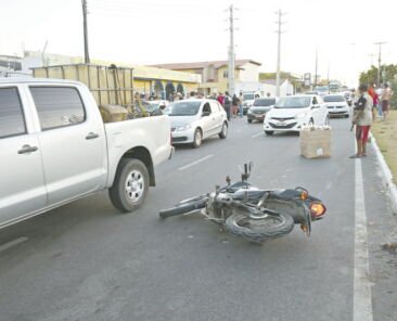fortaleza,12 de dezembro de 2015- acidente com vitima fatal na avenida juscelino kubitschek, entre uma moto e carro. - policia - 30ci0345 - JOSÈ LEOMAR