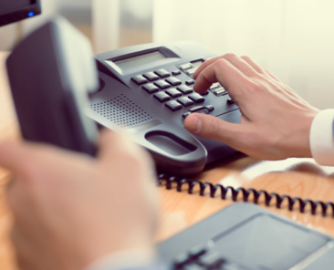 pessoa-teclando-no-telefone-fixo