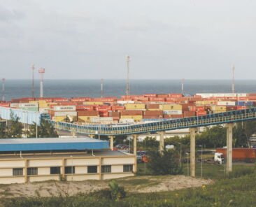 22 de Abril de 2014. Conteineres acumulados no Porto do Pecem - negócios - 11ne0101 - HELOSA ARAUJO