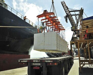 carga_caminhao_navio