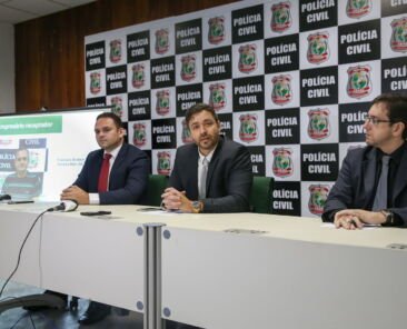 FORTALEZA, 15 DE JANEIRO DE 2018. Delegacia de Roubos e Furtos de Veículos e Cargas (DRFVC) prende quadrilha que roubava cargas no Ceará. Da esquerda para a direita: delegado da DRFVC Diego Barreto, delegado da DRFVC Adriano Félix e delegado da Delegacia de Roubos e Furtos (DRF) Ricardo Romagnoli.