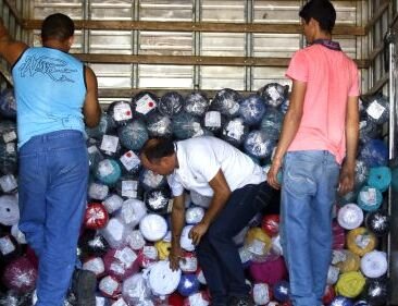 FORTALEZA, CE, BRASIL, 02-09-2017: Funcionários retiram bobinas de tecidos em galpão no Centro. Operação Dissimulare inicia apreensão de bobinas de tecidos, de sonegação fiscal, em galpão entre a rua Liberato Barroso e avenida do Imperador, no Centro. (Foto: Tatiana Fortes/O POVO)