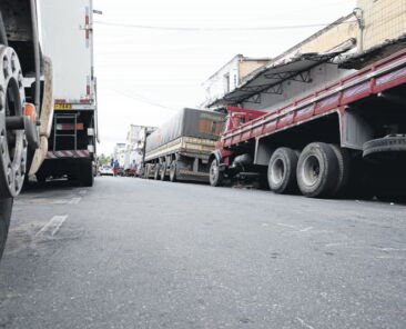 fortaleza, 06 de marco de 2017- movimentacao de caminhoes na rua governador sampaio, proximo a catedral. centro. - negócios - 15ne0110 - JOSé LEOMAR