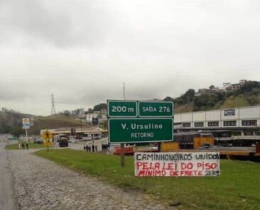 caminhoneiros-fazem-manifestacao-em-bm-pela-l - Cópia