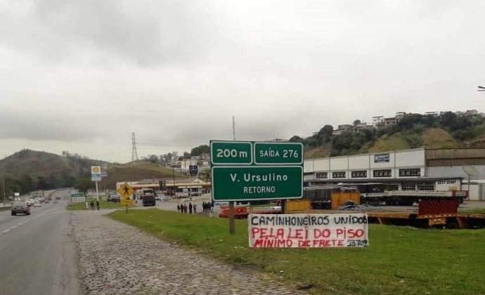 caminhoneiros-fazem-manifestacao-em-bm-pela-l - Cópia