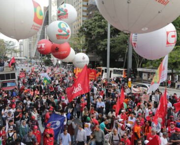 DNT 30-06-2017 SAO PAULO - SP / ECONOMIA OE / DIA DE MOBILIZACAO GREVE GERAL / MANIFESTACAO MASP - Ato organizado pela CUT (Central Unica dos Trabalhadores) reune manifestantes no vao do Masp na Av. Paulista em dia de paralisacao parcial contra as reformas trabalhista e da Previdencia. Protestos convocados por centrais sindicais ocorrem em todo pais - FOTO DANIEL TEIXEIRA/ ESTADAO
