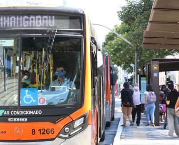 Usuários de transporte público e motoristas de ônibus usam máscaras de proteção contra covid-19 na rua da Consolação