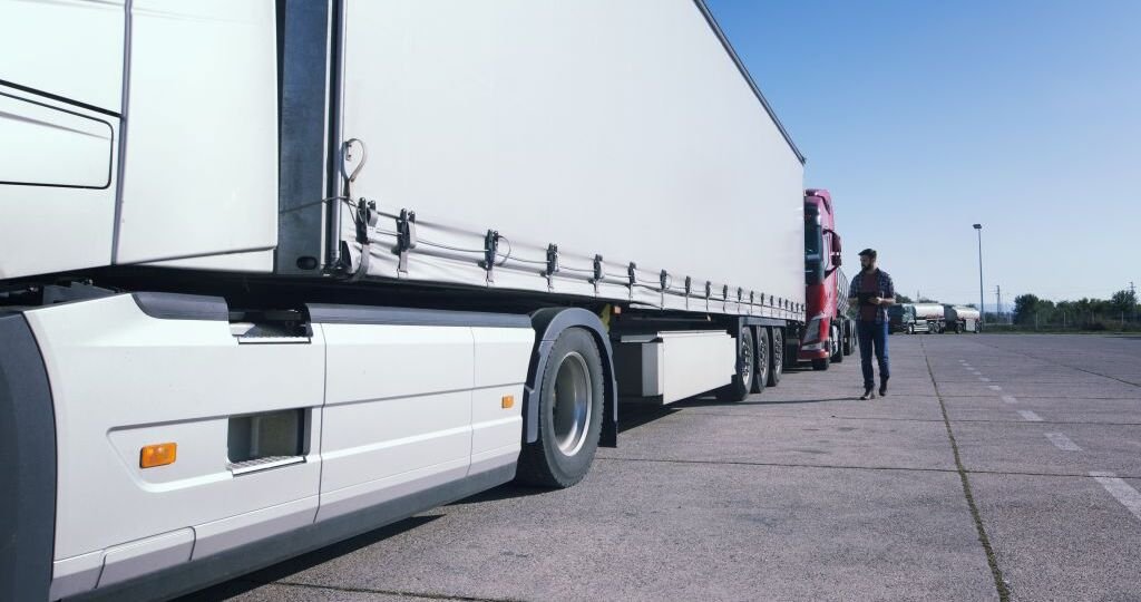 Caminhao-Estrada-1024x683